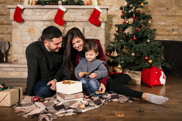 Familie am Schornstein zu Weihnachten