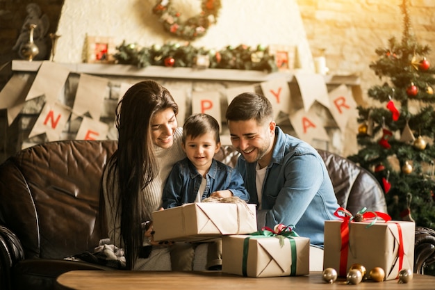 Familie an Weihnachten mit Geschenken