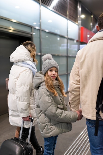 Kostenloses Foto familie auf dem flughafen mit dem gepäck