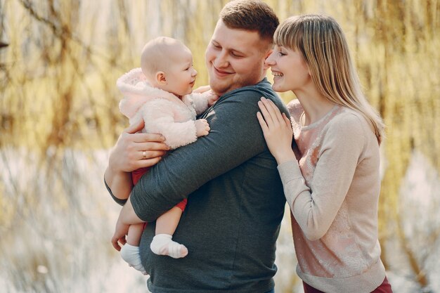 Familie auf einem Spaziergang