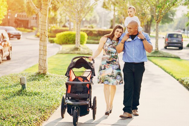 Familie auf einem Spaziergang