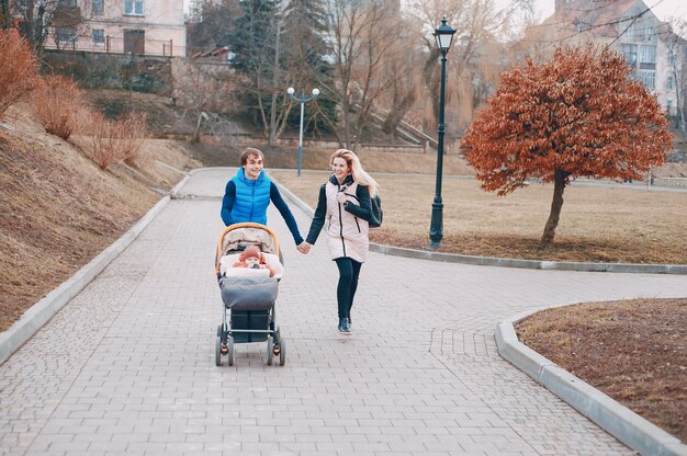 Familie auf einem Spaziergang