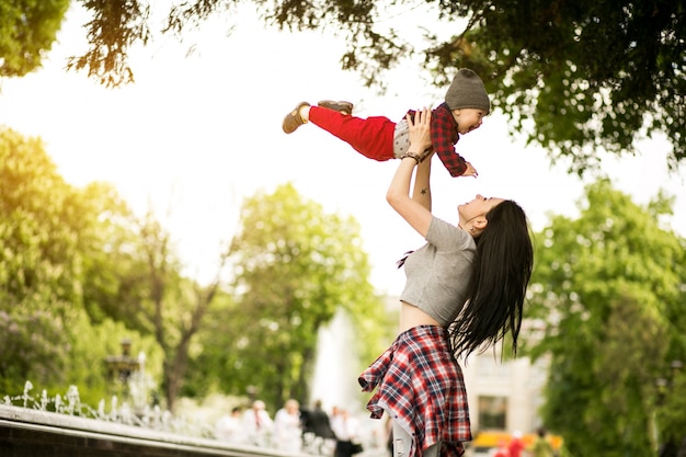 Familie Baby gehen junges Kind