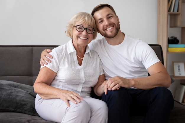 Familie bei einem Videoanruf zu Hause