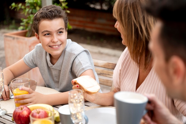 Familie beim gemeinsamen Mittagessen im Freien