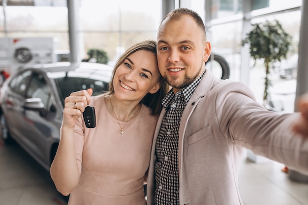 Kostenloses Foto familie beim kauf eines autos