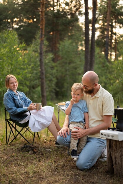 Familie bereitet Abendessen beim Camping vor