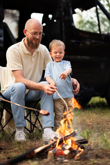 Familie bereitet Abendessen beim Camping vor