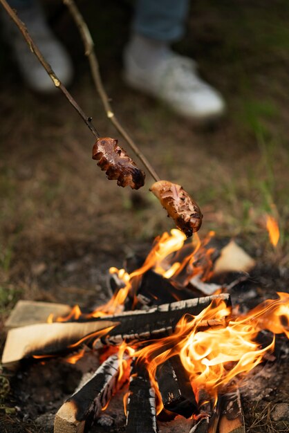 Familie bereitet Abendessen beim Camping vor