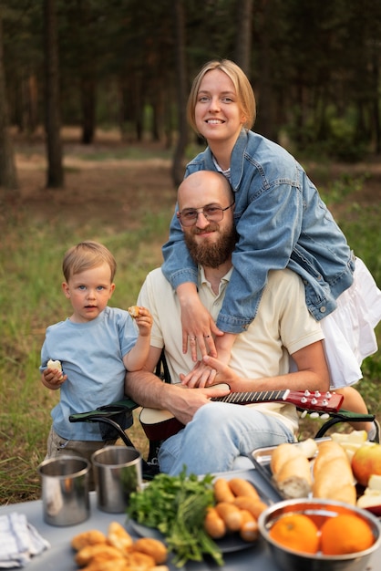 Familie bereitet Abendessen beim Camping zu