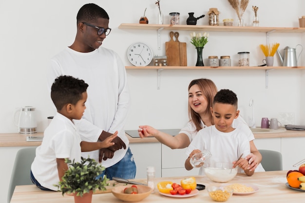 Familie bereitet gemeinsam das Abendessen vor