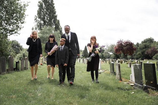 Kostenloses Foto familie besucht grab eines geliebten menschen