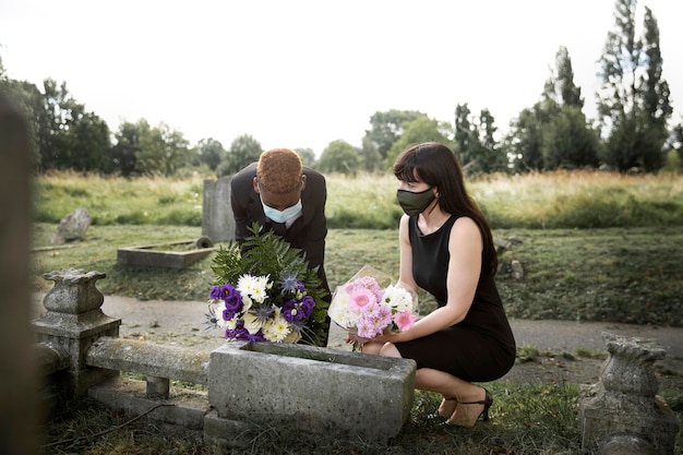 Familie besucht Grab eines geliebten Menschen