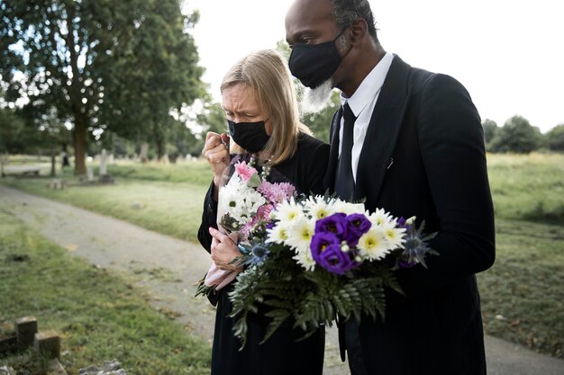 Familie besucht Grab eines geliebten Menschen