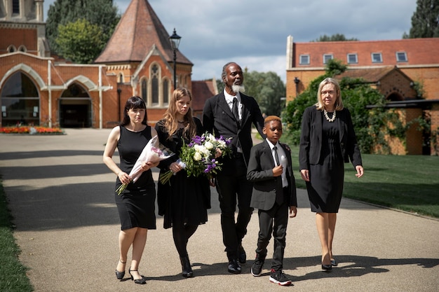 Familie besucht Grab eines geliebten Menschen