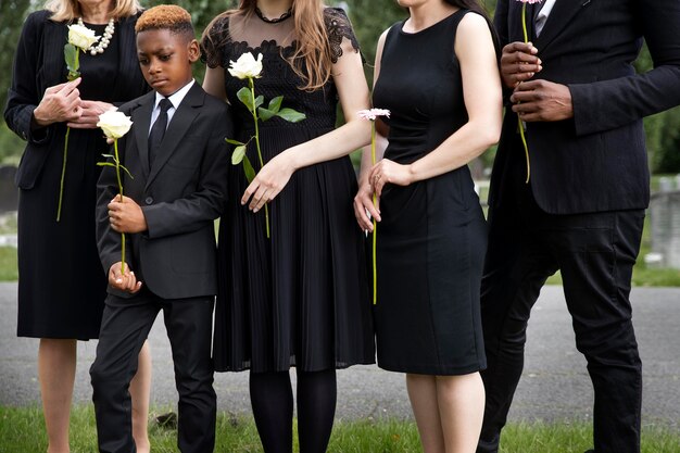 Familie besucht Grab eines geliebten Menschen