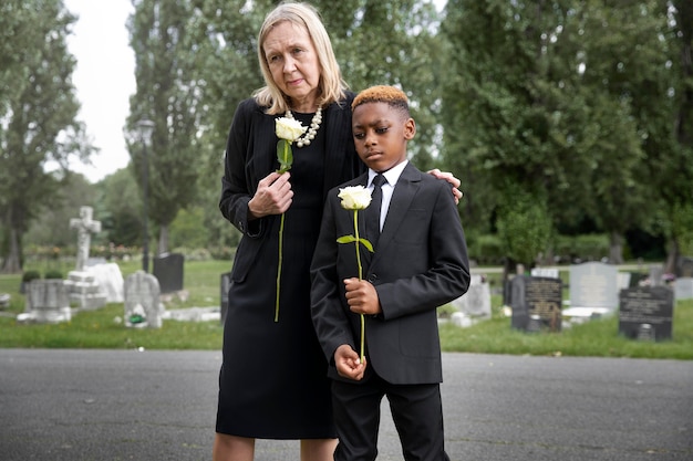 Familie besucht Grab eines geliebten Menschen