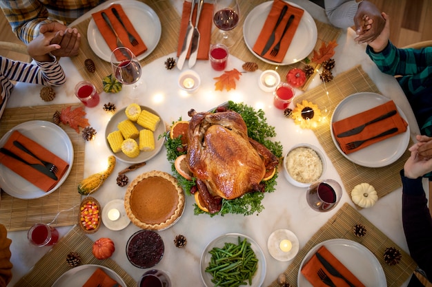 Kostenloses Foto familie betet zusammen vor dem thanksgiving-dinner