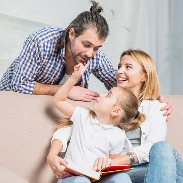 Familie, die auf dem Sofa spielt