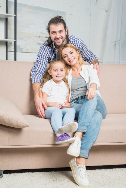 Kostenloses Foto familie, die auf dem sofa spielt