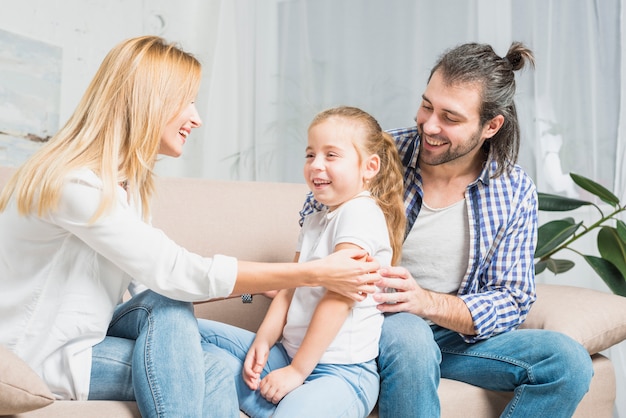 Familie, die auf dem Sofa spielt