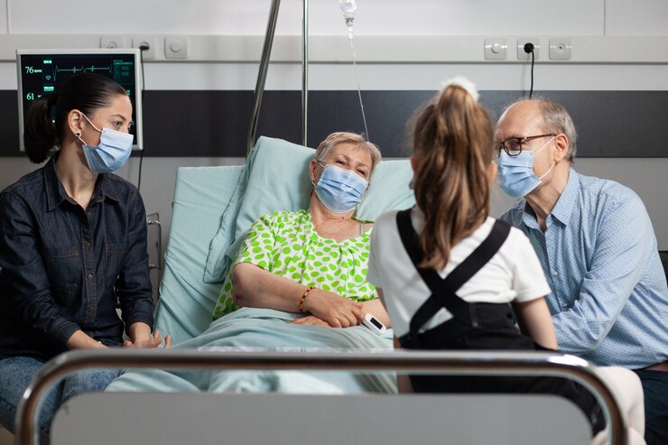 Kostenlose Foto familie, die beim besuch der kranken großmutter eine schutzmaske gegen covid trägt