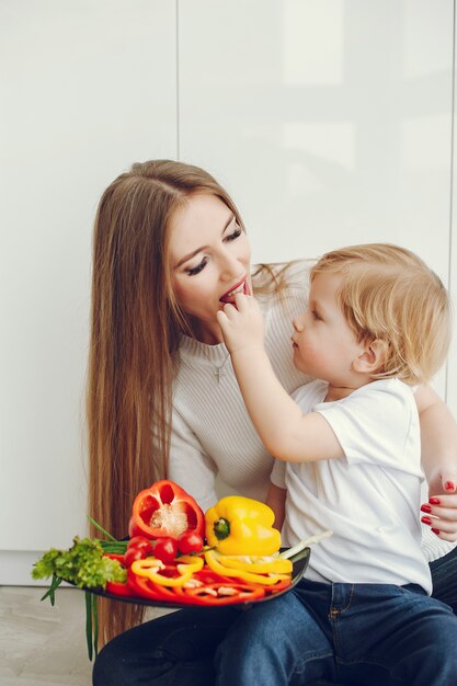 Familie, die den Salat in einer Küche eatting ist