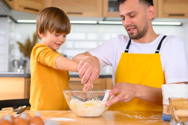 Familie, die die Teigvorderansicht steuert