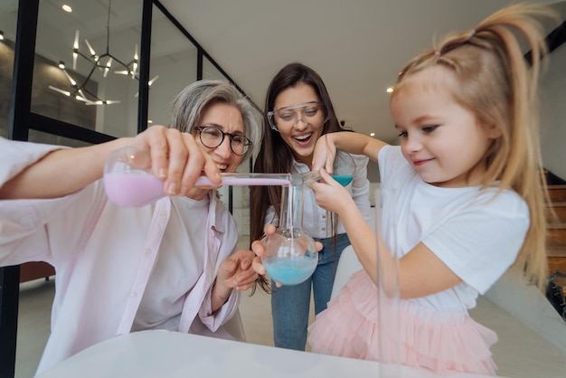 Familie, die drinnen chemische Experimente mischt