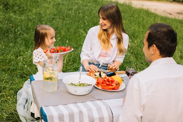 Familie, die ein Picknick in der Natur hat