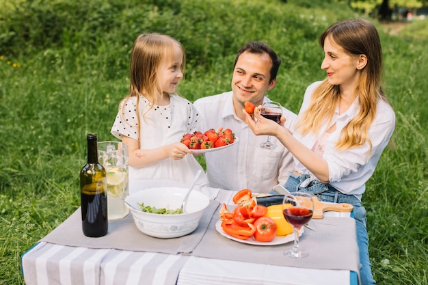 Familie, die ein Picknick in der Natur hat