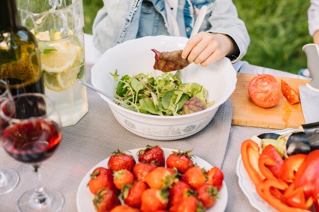 Familie, die ein Picknick in der Natur hat