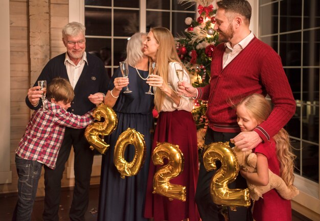 Familie, die eine festliche Feiertagsparty genießt
