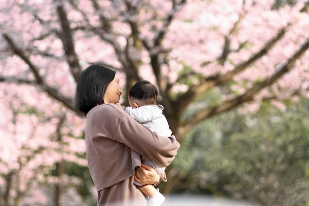 Familie, die eine schöne Zeit zusammen im Freien hat