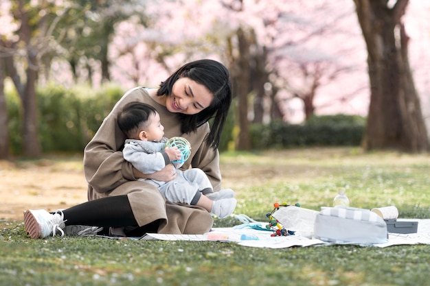 Familie, die eine schöne Zeit zusammen im Freien hat