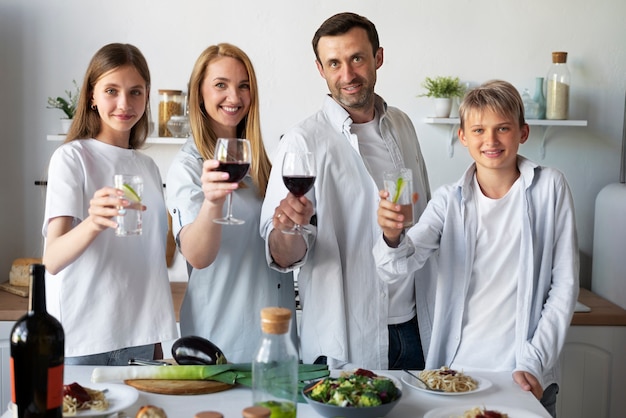 Kostenloses Foto familie, die eine tolle zeit zusammen hat