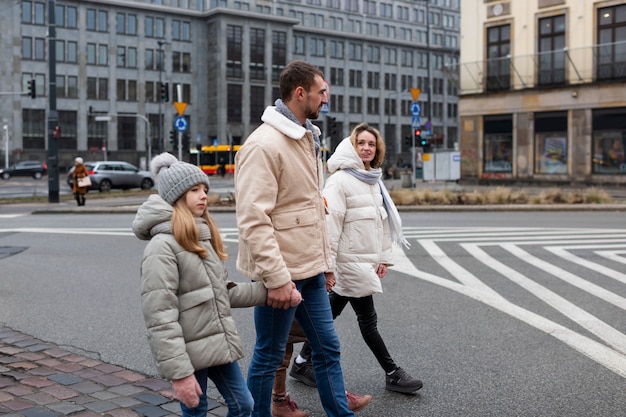 Familie, die einen Ausflug in ihren Ferien genießt