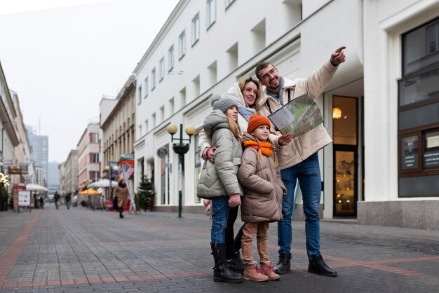 Familie, die einen Ausflug in ihren Ferien genießt