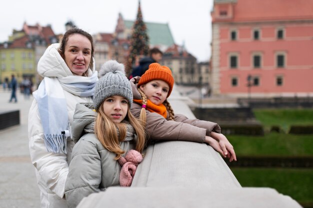 Familie, die einen Ausflug in ihren Ferien genießt