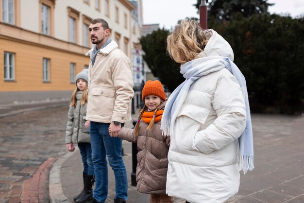 Familie, die einen Ausflug in ihren Ferien genießt