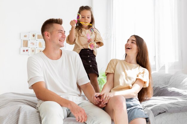 Familie, die einen niedlichen Moment zusammen im Bett hat