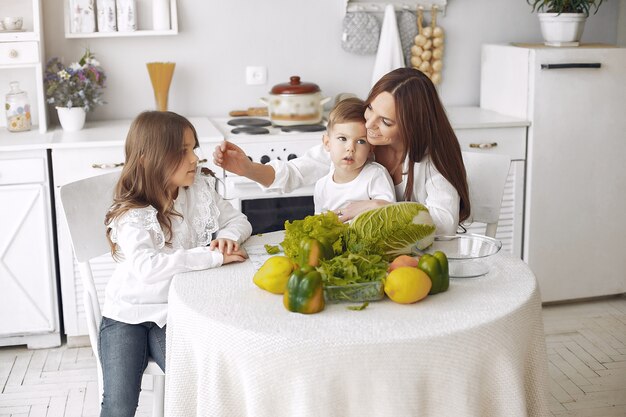 Familie, die einen Salat in einer Küche zubereitet