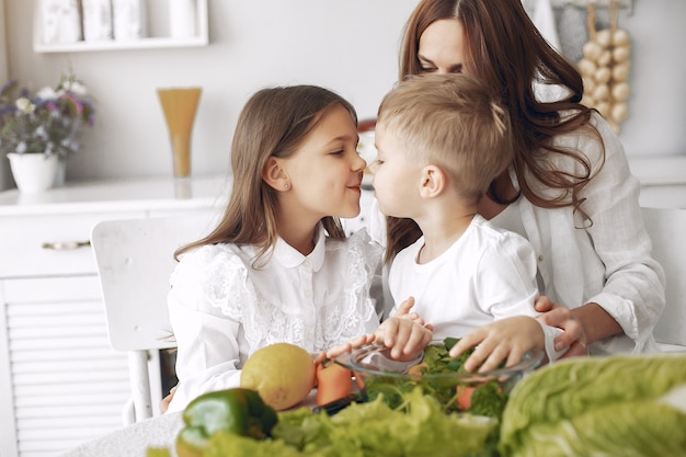 Familie, die einen Salat in einer Küche zubereitet