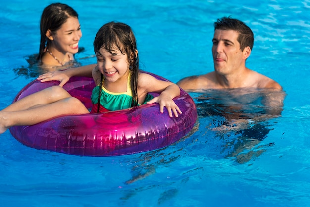 Familie, die einen schönen Tag am Pool genießt