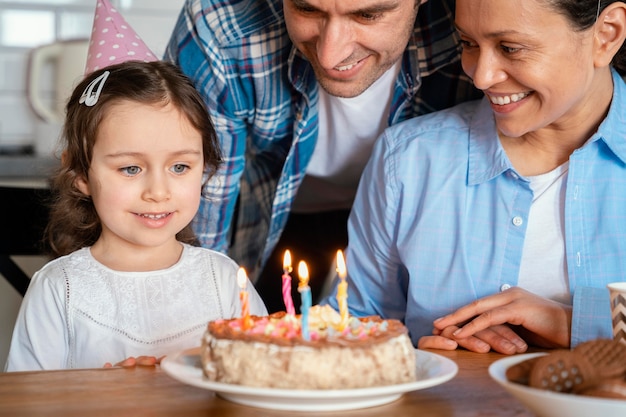 Familie, die Geburtstag mit Kuchen feiert