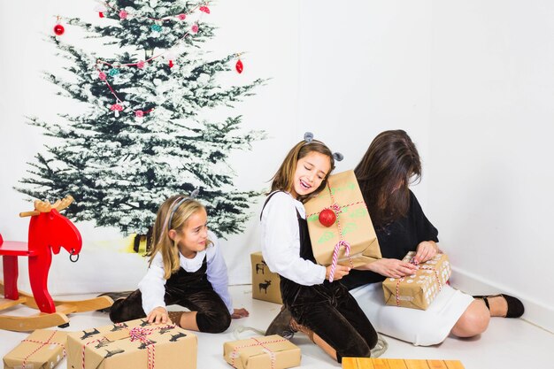 Familie, die Geschenkboxen öffnet