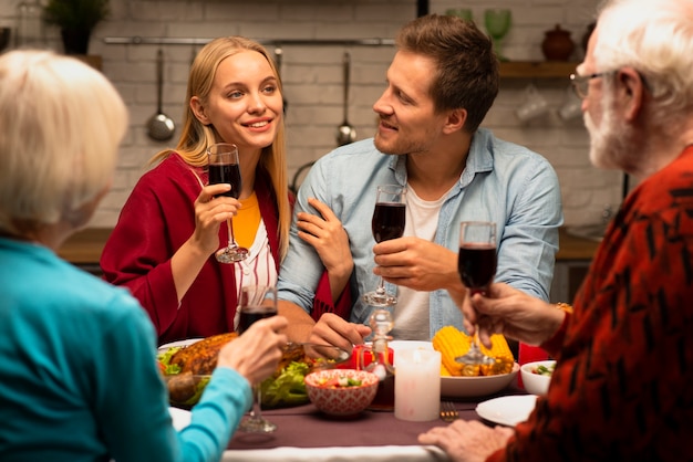 Familie, die Gläser der Vorderansicht des Weins plaudert und hält