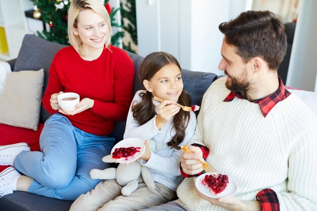 Familie, die hausgemachtes Dessert isst