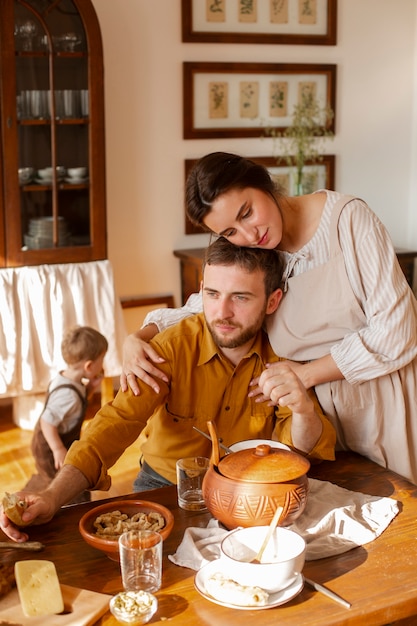 Familie, die in einem Bauernhaus lebt