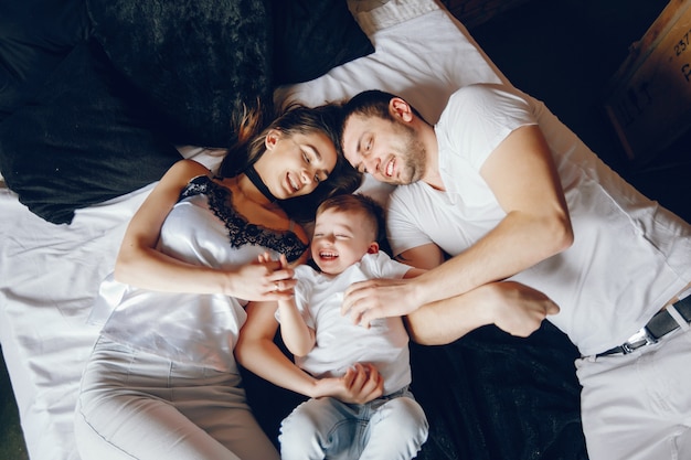 Familie, die in einem Bett sitzt